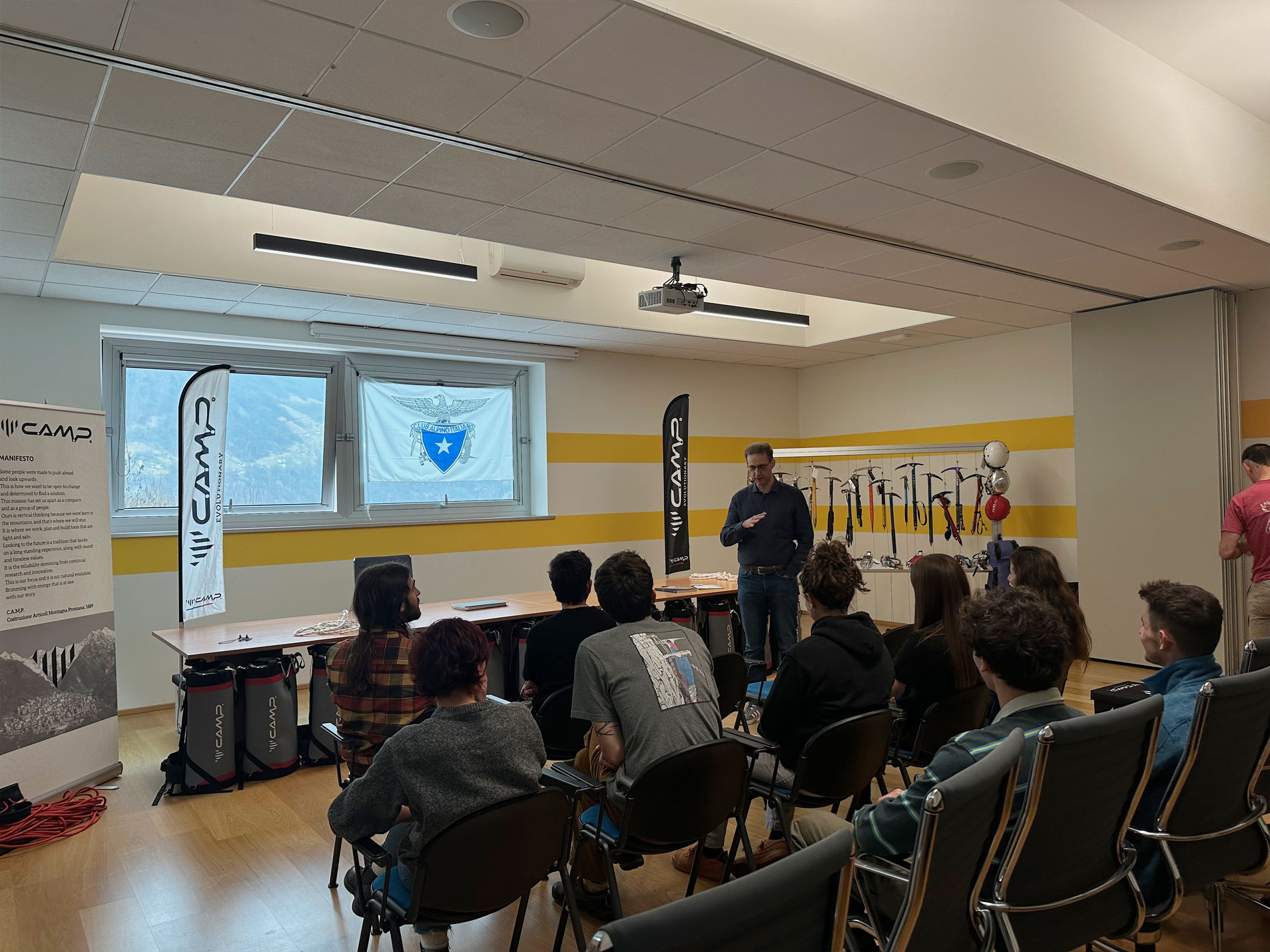 A CAI Eagle csapata ellátogat a premanai táborközpontba.