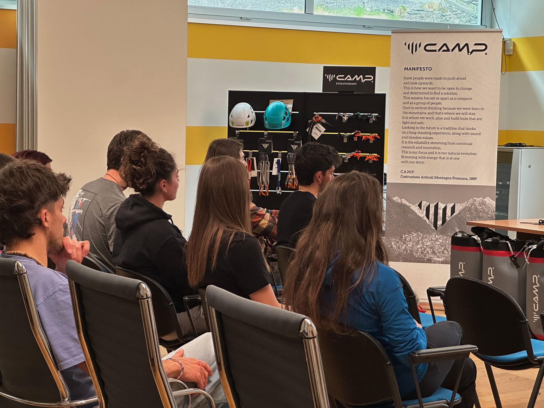 A CAI Eagle csapata ellátogat a premanai táborközpontba.